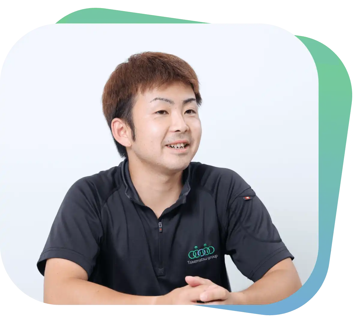 笑顔で喋っている男性