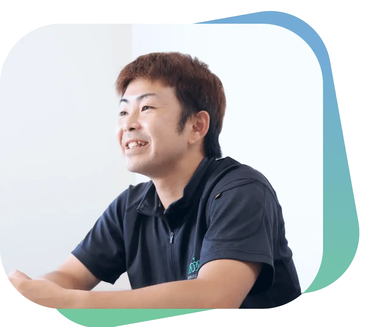 笑顔で喋っている男性