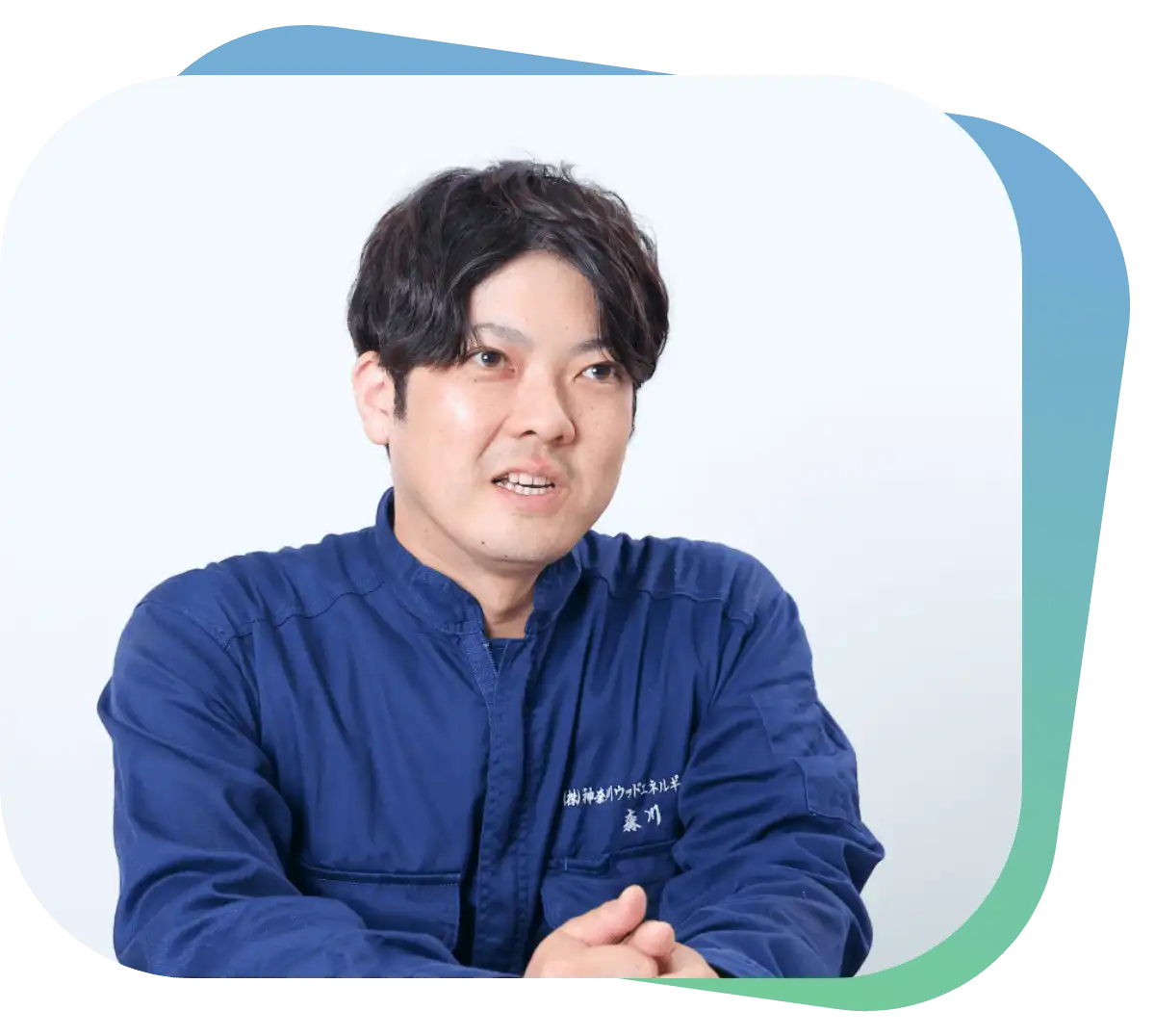 笑顔で喋っている男性
