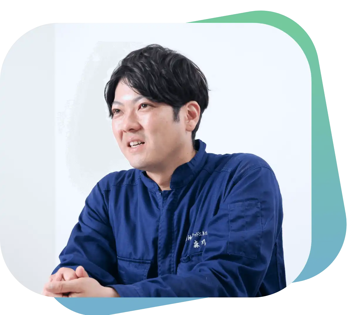 笑顔で喋っている男性