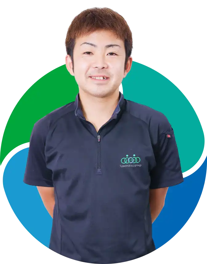 笑顔で黒い制服を着た男性