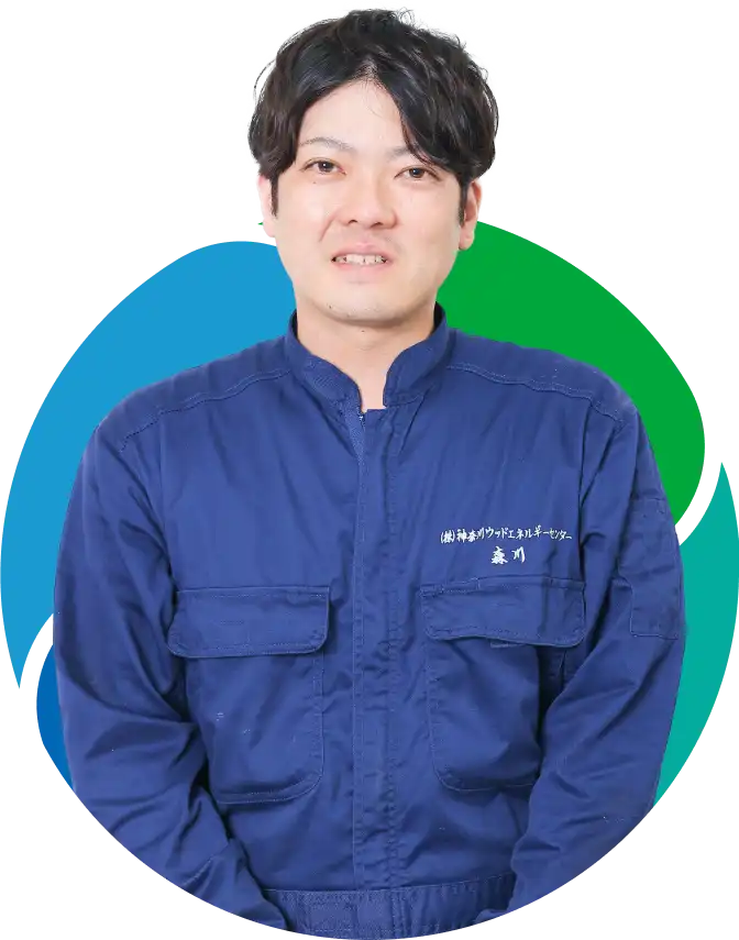 笑顔で青い制服を着た男性