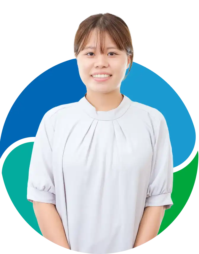 笑顔で白い制服を着た女性