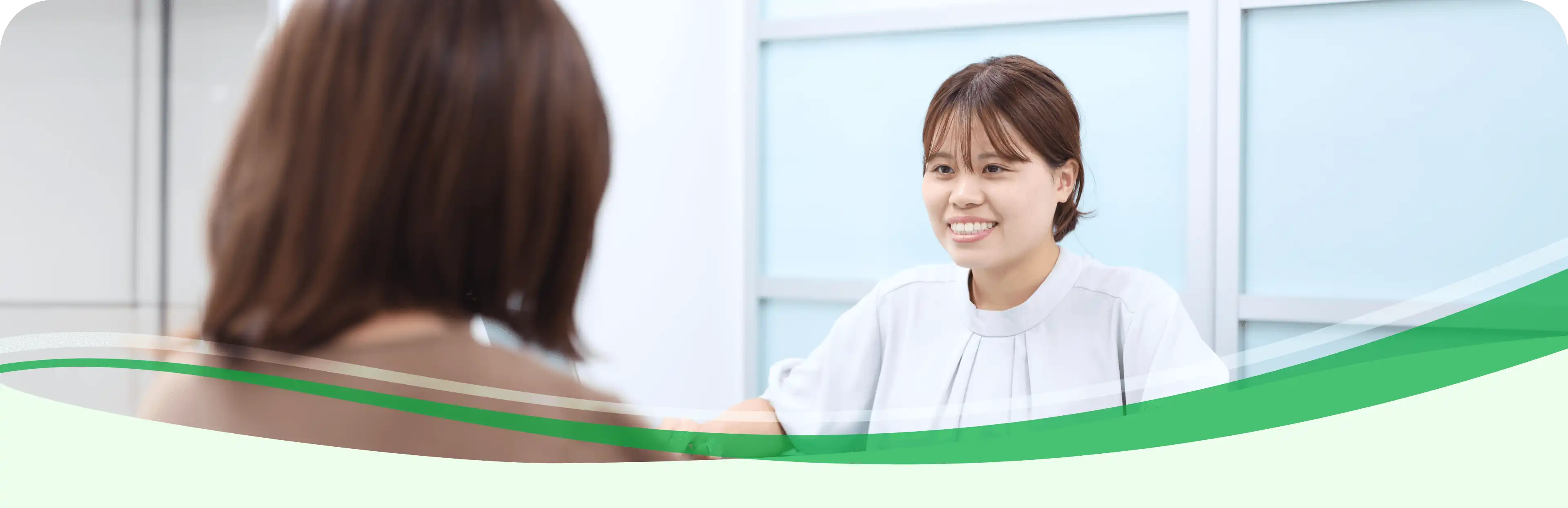 笑顔で相談している女性社員