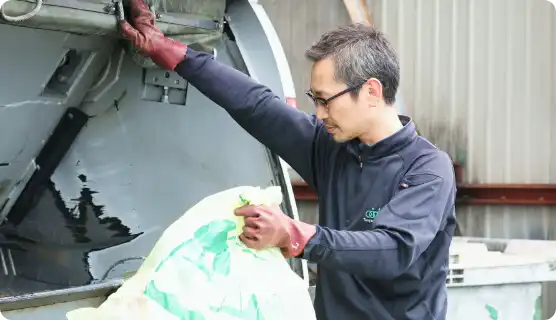 ゴミを処理している男性スタッフ