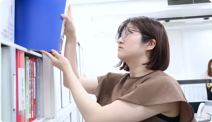 書類を分類する女性