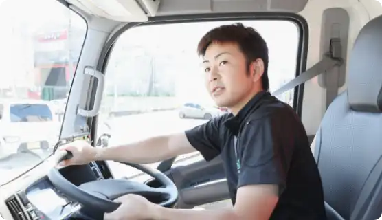 運転している男性ドライバー