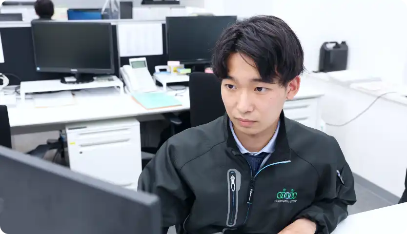 PCを使って仕事をする男性