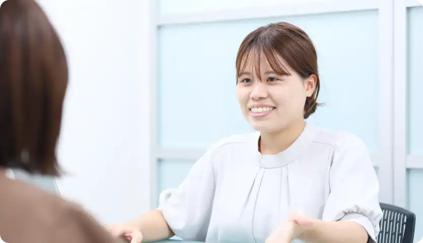 笑顔で相談している女性社員