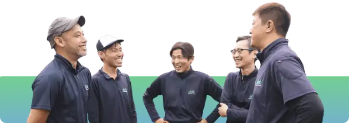 笑顔で話している男性スタッフたち