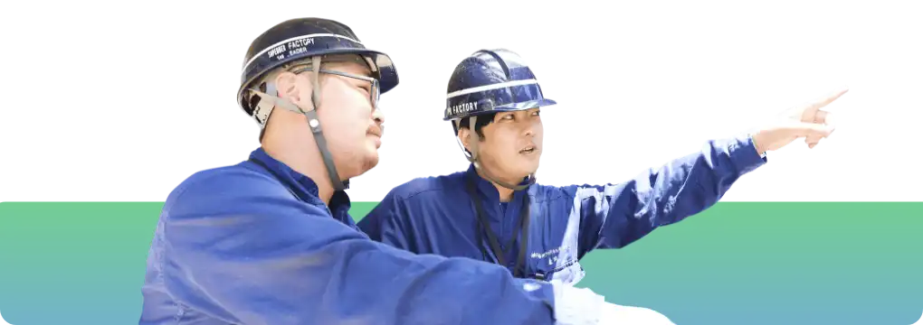 前に目指している男性スタッフたち