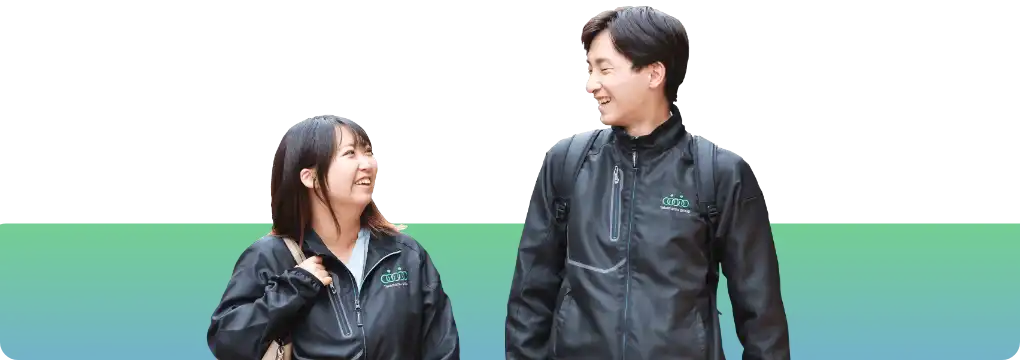 笑顔でお互いに見る社員たち