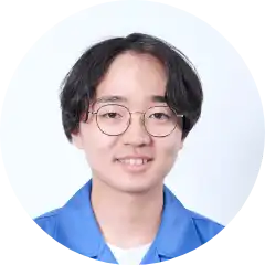 笑顔で眼鏡をかけた男性