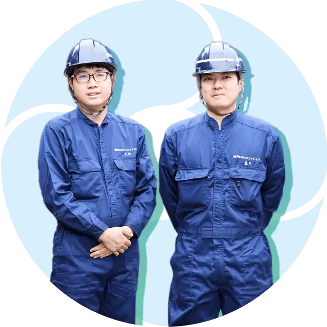 笑顔でヘルメットを着た男性スタッフたち