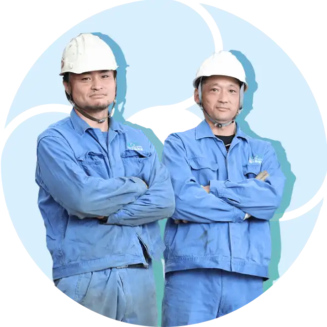 ヘルメットを着た男性スタッフたち