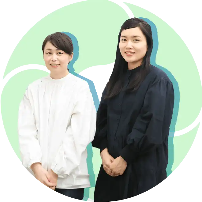 笑顔の女性社員たち