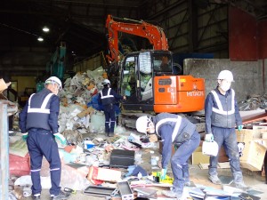 リサイクル資源の工場選別作業員
