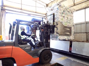 リサイクル資源の工場選別作業員